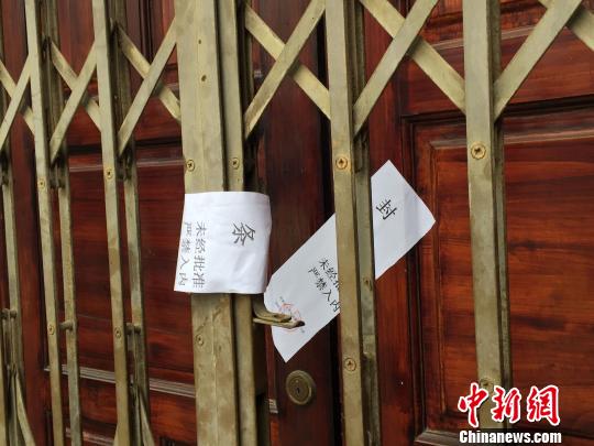 图为涉事酒店已被封。 李果 摄