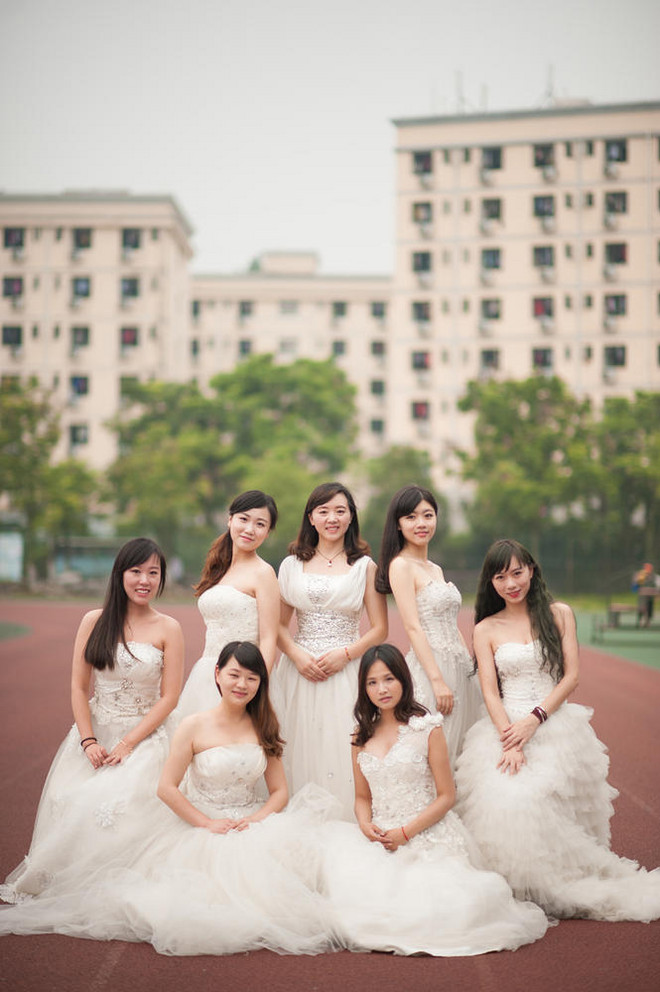 三峡大学7位美女研究生齐拍婚纱毕业照(组图)