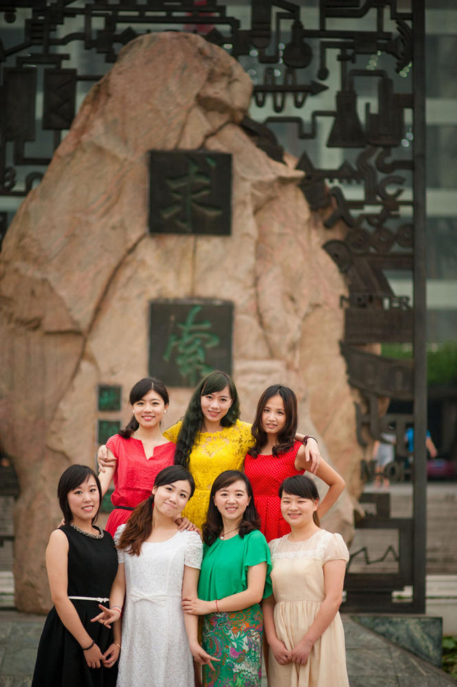 三峡大学7位美女研究生齐拍婚纱毕业照(组图)